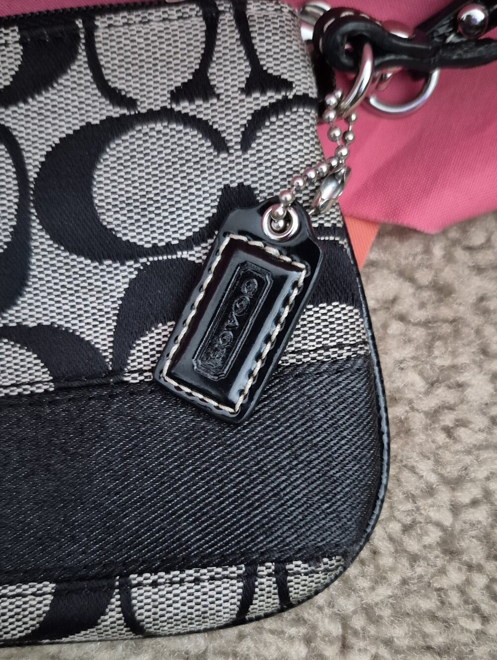 Coach Black & Beige Signature Zip Wristlet With Hang Tag. LIKE NEW. NO CALL OUTS - Picture 2 of 10